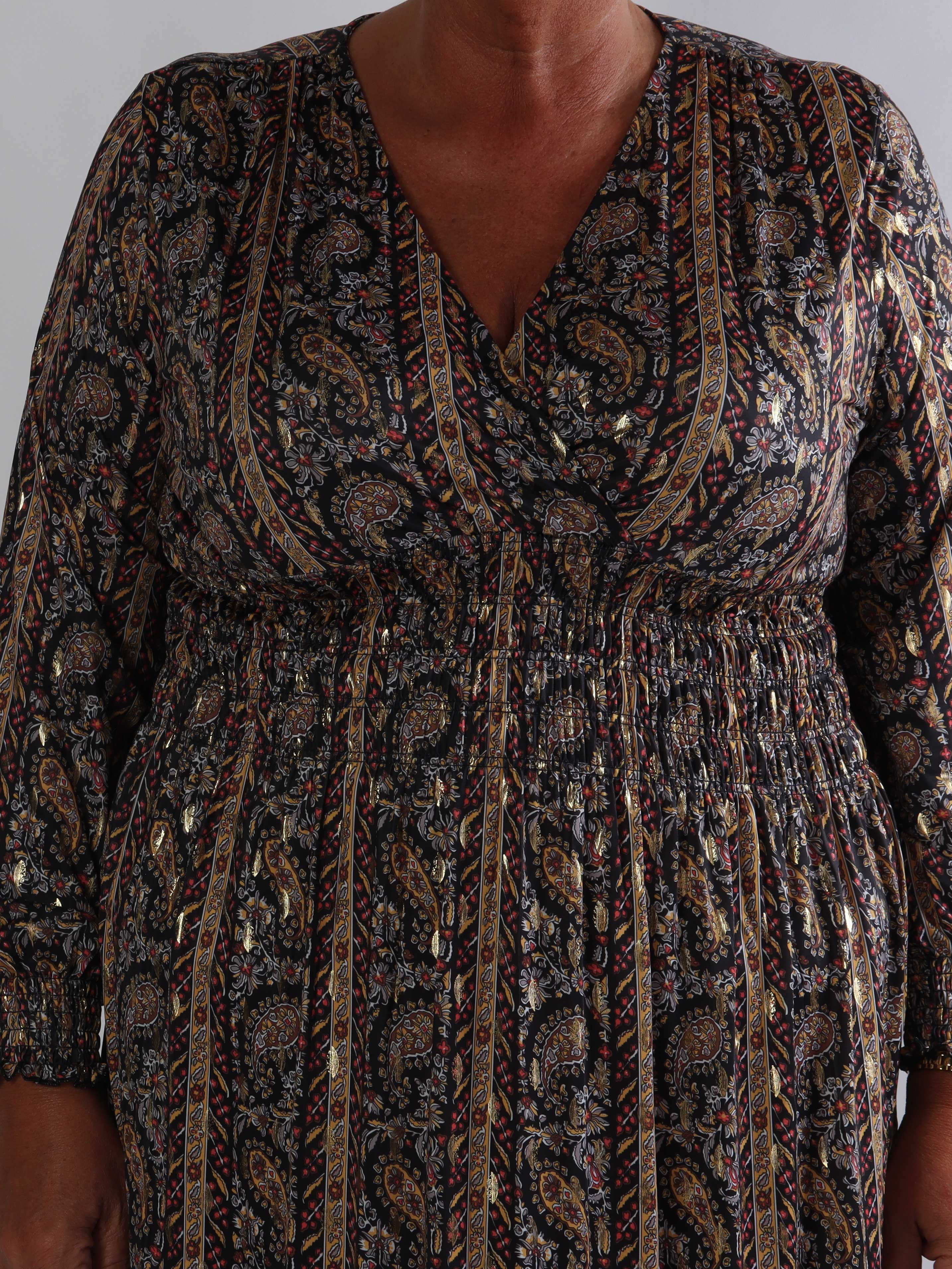Pams Tapestry L/S - Plus size kjole med farverigt paisleyprint og elegante gulddetaljer
